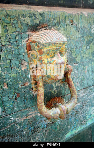 Rusty Heurtoir sur une barrière en bois. Banque D'Images