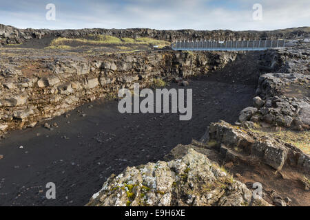 Pont entre les continents traverse la zone de fracture entre les plaques tectoniques américaine et européenne Banque D'Images