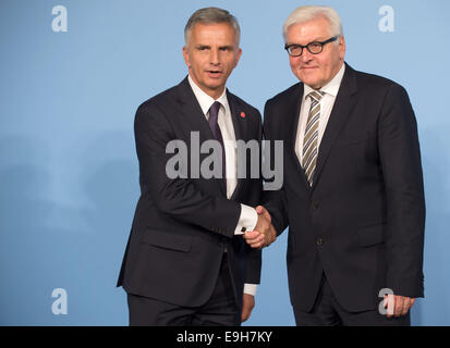 Berlin, Allemagne. 28 Oct, 2014. Le ministre allemand des affaires étrangères, Frank-Walter Steinmeier (R) se félicite de Didier Burkhalter, le président de la Confédération, à la conférence sur la situation actuelle des réfugiés en Syrie et dans les pays voisins. Dpa : Crédit photo alliance/Alamy Live News Banque D'Images