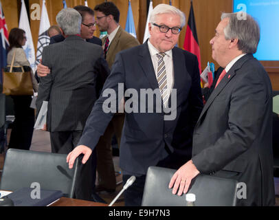 Berlin, Allemagne. 28 Oct, 2014. Le ministre allemand des affaires étrangères, Frank-Walter Steinmeier (L) parler avec Antonio Guterres, Haut Commissaire des Nations Unies pour les réfugiés, au début de la conférence sur la situation actuelle des réfugiés en Syrie et dans les pays voisins. Dpa : Crédit photo alliance/Alamy Live News Banque D'Images