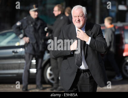 Hambourg, Allemagne. 28 Oct, 2014. Peter Harry Carstensen, ancien Premier Ministre de l'état allemand de Schleswig-Holstein, arrivant au service funèbre pour l'auteur Siegfried Lenz dans le churfch St Michel à Hambourg, Allemagne, 28 octobre 2014. Dpa : Crédit photo alliance/Alamy Live News Banque D'Images