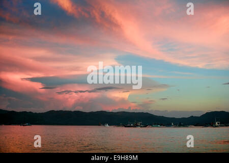 Philippine traditionnelle des bateaux sur le coucher du soleil. Boracay Island Banque D'Images