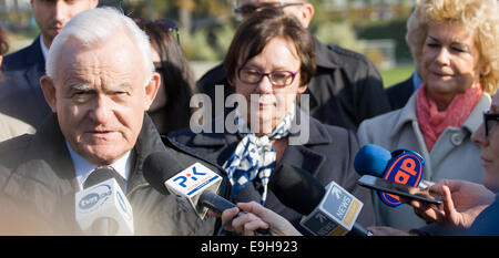 Bydgoszcz, Pologne. 27 octobre, 2014. L'ancien Premier ministre polonais Leszek Miller, à l'usine des campagnes de l'île pour l'Alliance de la gauche démocratique (SLD), sur les prochaines élections à l'échelle nationale pour les maires et conseillers de la ville le 16 novembre 2014. Credit : Jaap Arriens/Pacific Press/Alamy Live News Banque D'Images