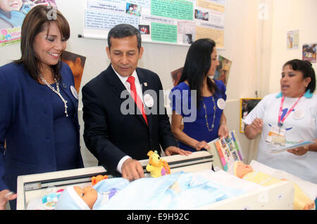 Lima, Pérou. 27 Oct, 2014. Le Président péruvien Ollanta Humala (2L) les jouets pour bébés pendant observe l'ouverture de la troisième semaine d'Inclusion Sociale à Lima, Pérou, le 27 octobre 2014. © ANDINA/Xinhua/Alamy Live News Banque D'Images