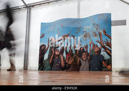 L'un des douze photographies prises par le photographe américain Steve McCurry, pour son calendrier Lavazza 2015, exposé au Salone del Gusto et Terra Madre 2014, à Turin © Elena Aquila/Pacific Press/Alamy Live News Banque D'Images