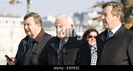 Bydgoszcz, Pologne. 27 octobre, 2014. L'ancien Premier ministre polonais Leszek Miller (centre) Campagnes à l'usine de l'île pour l'Alliance de la gauche démocratique (SLD), sur les prochaines élections à l'échelle nationale pour les maires et conseillers de la ville le 16 novembre 2014. Credit : Jaap Arriens/Pacific Press/Alamy Live News Banque D'Images