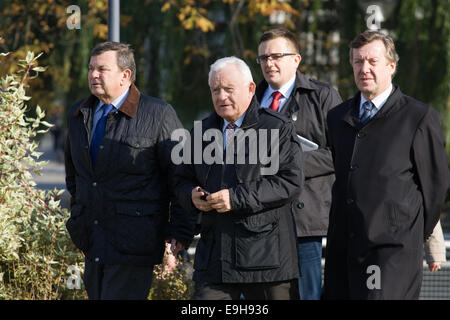 Bydgoszcz, Pologne. 27 octobre, 2014. L'ancien Premier ministre polonais Leszek Miller (centre) Campagnes à l'usine de l'île pour l'Alliance de la gauche démocratique (SLD), sur les prochaines élections à l'échelle nationale pour les maires et conseillers de la ville le 16 novembre 2014. Credit : Jaap Arriens/Pacific Press/Alamy Live News Banque D'Images