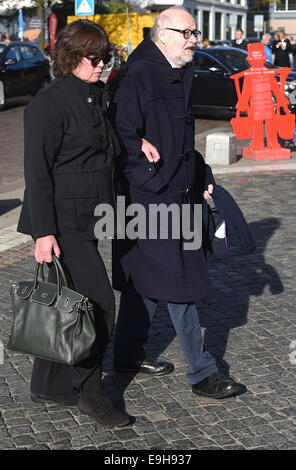 Hambourg, Allemagne. 28 Oct, 2014. Jürgen Flimm, directeur de l'Opéra d'Etat de Berlin, et sa femme, Susanne, arrivant au salon funéraire pour l'auteur Siegfried Lenz à l'église St Michel à Hambourg, Allemagne, 28 octobre 2014. Dpa : Crédit photo alliance/Alamy Live News Banque D'Images