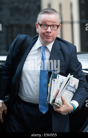 Londres, Royaume-Uni. 28 Oct, 2014. Whip en chef Michael Gove arrive au 10 Downing Street pour une réunion du Cabinet, le mardi 28 octobre, 2014. Credit : Heloise/Alamy Live News Banque D'Images