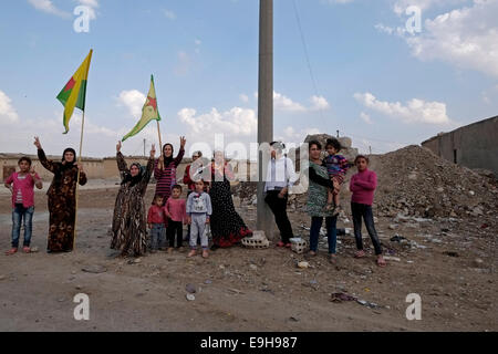 Les femmes kurdes faisant le signe de la victoire à Al Hasakah ou Hassakeh district dans Rojava de facto la région autonome kurde originaires et composée de trois cantons autonomes dans le nord de la Syrie Banque D'Images