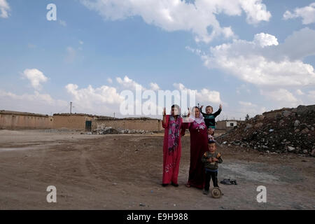 Les femmes kurdes faisant le signe de la victoire à Al Hasakah ou Hassakeh district dans Rojava de facto la région autonome kurde originaires et composée de trois cantons autonomes dans le nord de la Syrie Banque D'Images