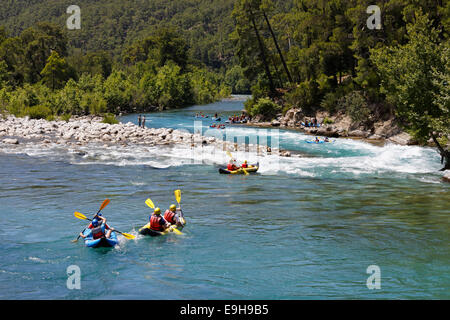 Les pagayeurs, du rafting sur la rivière Köprüçay, rivière Köprülü Canyon National Park, Antalya Province, Turkey Banque D'Images