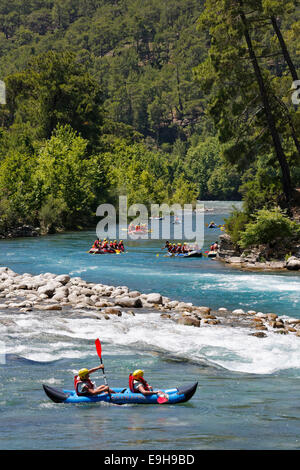 Les pagayeurs, du rafting sur la rivière Köprüçay, rivière Köprülü Canyon National Park, Antalya Province, Turkey Banque D'Images