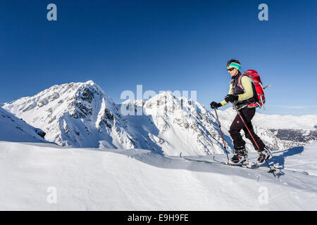 Du ski lors de l'ascension du mont Seespitz à Deutschnonsberg, sur la crête du sommet, à l'arrière les montagnes, Illmenspitz Banque D'Images