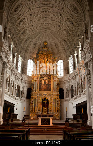 Autel de l'église jésuite catholique de Saint Michel, Munich, Haute-Bavière, Bavière, Allemagne Banque D'Images