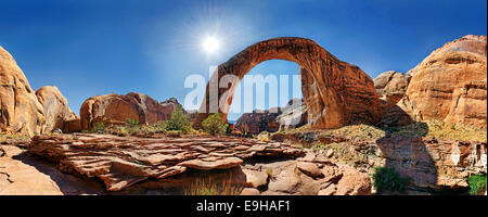 Pont en arc-en-ciel arche naturelle, Rainbow Bridge National Monument, sanctuaire de l'Indiens Navajo, Utah, United States Banque D'Images