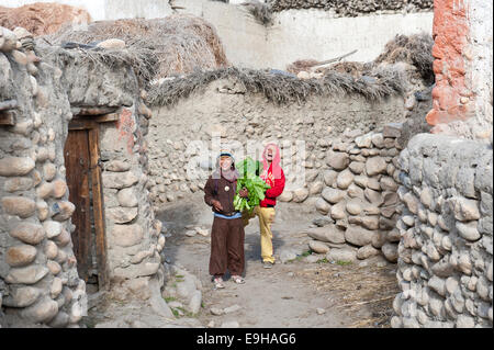 Enfants joyeux dans un village entre les vieux murs, groupe ethnique de Lopa, Charang, Lo ou Mustang, Népal Banque D'Images