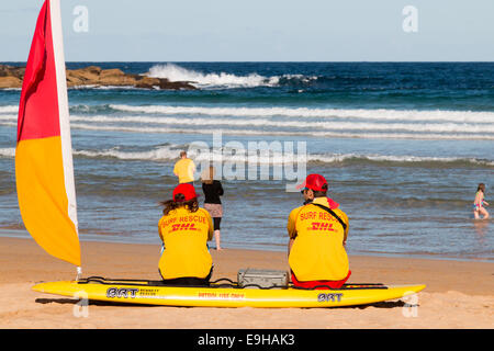 Deux adolescents de sauvetage surf sydney homme et femme assis sur une patrouille de surf sur la plage d'eau douce,Sydney, Australie Banque D'Images