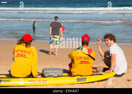 Deux adolescents de sauvetage surf sydney homme et femme assis sur une patrouille de surf sur la plage d'eau douce,Sydney, Australie Banque D'Images