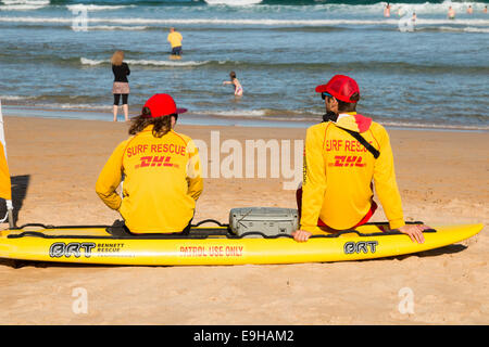 Deux adolescents de sauvetage surf sydney homme et femme assis sur une patrouille de surf sur la plage d'eau douce,Sydney, Australie Banque D'Images