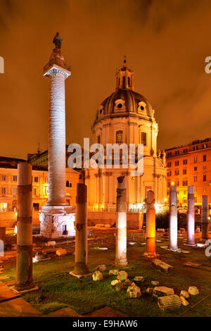 Église de Santa Maria di Loreto et la colonne Trajane, dans la soirée, Rome, Latium, Italie Banque D'Images