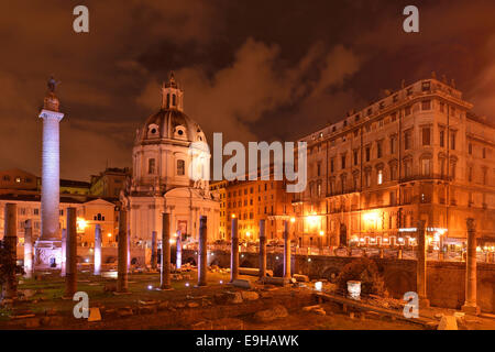 Église de Santa Maria di Loreto et la colonne Trajane, dans la soirée, Rome, Latium, Italie Banque D'Images