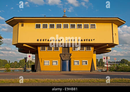 'Die Bastei' restaurant à la Konrad-Adenauer-Ufer, port, Cologne, Rhénanie du Nord-Westphalie, Allemagne Banque D'Images