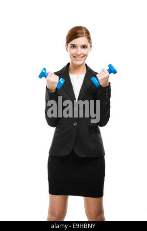 Belle et jeune business woman lifting weights and smiling, isolé sur fond blanc Banque D'Images