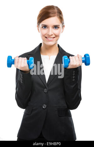 Belle et jeune business woman lifting weights and smiling, isolé sur fond blanc Banque D'Images