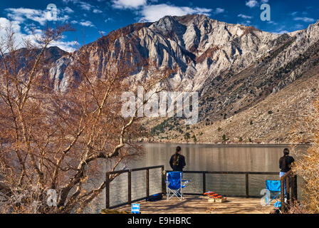 Les pêcheurs aux Convict Lake, Laurel Mountain à distance, l'Est de la Sierra Nevada, Californie, USA Banque D'Images