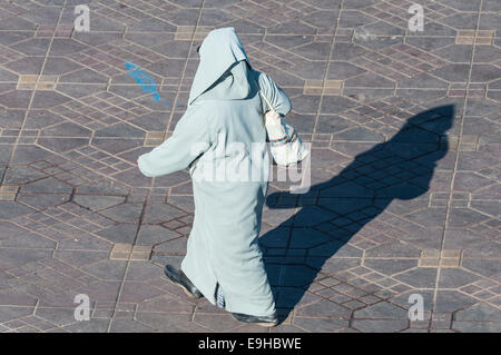 Femme berbère portant des vêtements islamique traditionnel à Marrakech, Maroc Banque D'Images