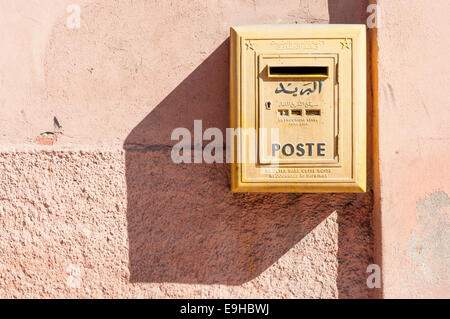 Lettre jaune boite de la poste marocaine à Marrakech. 23 novembre 2008 à Marrakech, Maroc Banque D'Images