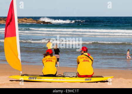 Deux adolescents de sauvetage surf sydney homme et femme assis sur une patrouille de surf sur la plage d'eau douce,Sydney, Australie Banque D'Images