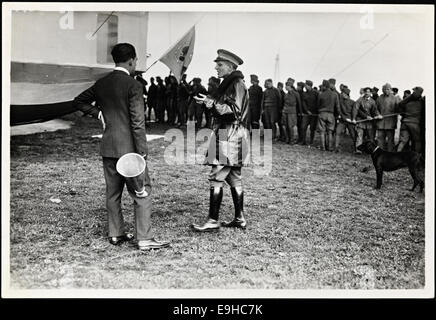 Umberto Nobile foran en luftskipsgondol på flyplassen-Ciampino, 1926 Banque D'Images