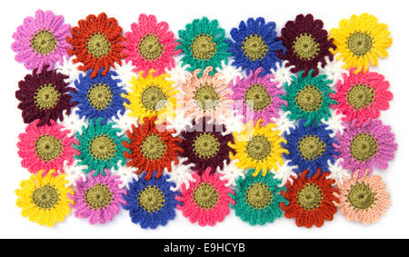 Tissu motif fleurs au crochet en arrière-plan blanc. Fait maison. Banque D'Images