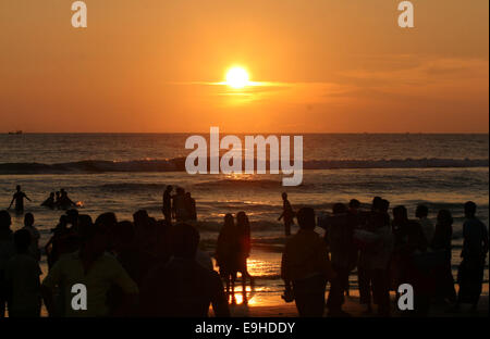 Le Bangladesh, Cox Bazaar 16 octobre 2014. Les gens se rassemblent pour regarder le coucher du soleil à Cox's Bazar Beach au Bangladesh. Banque D'Images