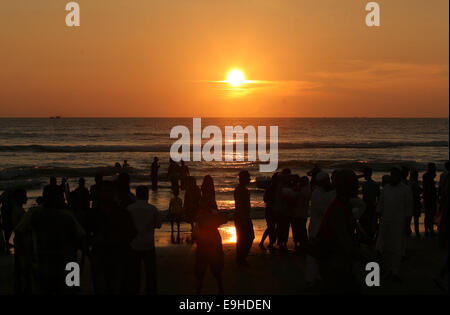 Le Bangladesh, Cox Bazaar 16 octobre 2014. Les gens se rassemblent pour regarder le coucher du soleil à Cox's Bazar Beach au Bangladesh. Banque D'Images