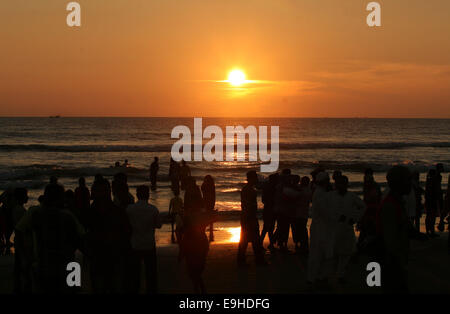 Le Bangladesh, Cox Bazaar 16 octobre 2014. Les gens se rassemblent pour regarder le coucher du soleil à Cox's Bazar Beach au Bangladesh. Banque D'Images