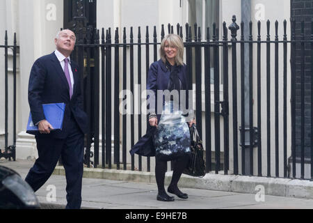 Londres, Royaume-Uni. 28 octobre, 2014. Iain Duncan Smith Secrétaire pour les pensions et les travaux publics et Esther McVey ministre de l'emploi arrivent à Downing Street pour le cabinet hebdomadaire à Downing Street London Crédit : amer ghazzal/Alamy Live News Banque D'Images