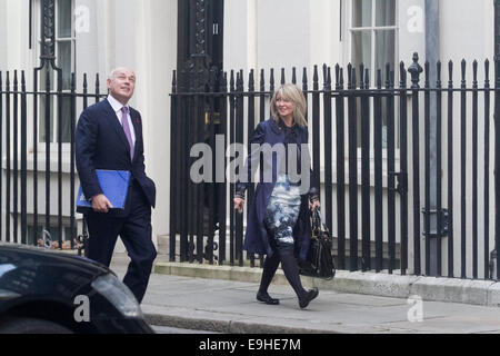 Londres, Royaume-Uni. 28 octobre, 2014. Iain Duncan Smith Secrétaire pour les pensions et les travaux publics et Esther McVey ministre de l'emploi arrivent à Downing Street pour le cabinet hebdomadaire à Downing Street London Crédit : amer ghazzal/Alamy Live News Banque D'Images