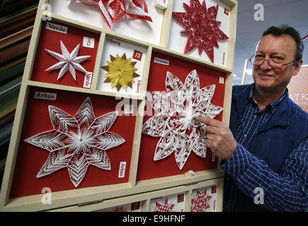 Rostock, Allemagne. 28 Oct, 2014. Uwe Rauchmann de Neustrelitz montre des exemples d'un art papier, canetage, qu'il présentera à la deuxième 'Spielidee' juste pour les jeux, la modélisation, la conception créative et au cours d'une conférence de presse à Rostock, Allemagne, 28 octobre 2014. Environ 120 exposants venus de cinq pays présentera le nouveau jeu, la modélisation, et les tendances du design à la foire, qui se tiendra du 07 novembre au 09 novembre 2014 à Rostock. © AFP PHOTO alliance/Alamy Live News Banque D'Images