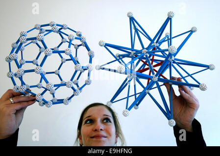 Rostock, Allemagne. 28 Oct, 2014. Kira Zacharie montre des exemples du système de construction Zometool qu'elle présentera à la deuxième 'Spielidee' juste pour les jeux, la modélisation, la conception créative et au cours d'une conférence de presse à Rostock, Allemagne, 28 octobre 2014. Environ 120 exposants venus de cinq pays présentera le nouveau jeu, la modélisation, et les tendances du design à la foire, qui se tiendra du 07 novembre au 09 novembre 2014 à Rostock. © AFP PHOTO alliance/Alamy Live News Banque D'Images