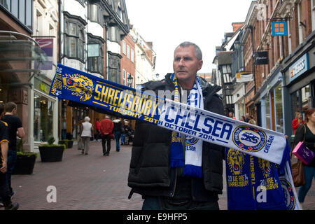 Shrewsbury, Royaume-Uni. 28 octobre, 2014. Le football. Capital One Cup. Shrewsbury vs Chelsea. Le 28 octobre 2014. Vente de foulards sur Pride Hill dans le centre-ville de Shrewsbury. Du côté de la Ligue Deux Ville de Shrewsbury sont dues à jouer de Premier League Chelsea dans le quatrième tour de la capitale de l'une tasse à nouveau Meadow ce soir. Crédit : Richard Franklin/Alamy Live News Banque D'Images