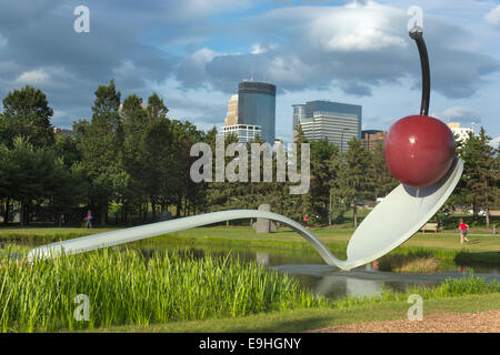 SPOONBRIDGE AND CHERRY (©Claes Oldenburg & COOSJE VAN BRUGGEN 1988) Jardin de sculptures Walker Art Center Minneapolis Minnesota USA Banque D'Images