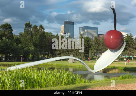 SPOONBRIDGE AND CHERRY (©Claes Oldenburg & COOSJE VAN BRUGGEN 1988) Jardin de sculptures Walker Art Center Minneapolis Minnesota USA Banque D'Images