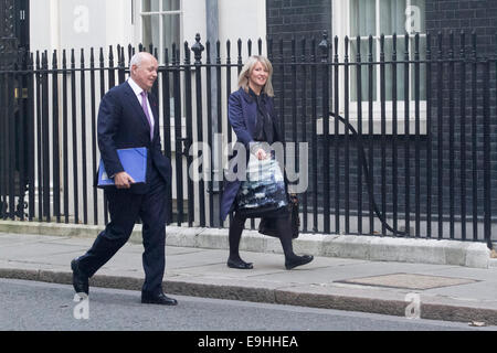 Westminster London,UK.28 octobre 2014. Iain Duncan Smith Secrétaire pour les pensions et les travaux publics et Esther McVey ministre de l'emploi arrivent à Downing Street pour le cabinet hebdomadaire à Downing Street London Crédit : amer ghazzal/Alamy Live News Banque D'Images