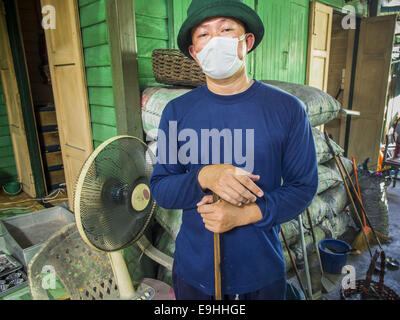 Bangkok, Bangkok, Thaïlande. 28 Oct, 2014. Un Pajonglak Maneeprasit au travailleur la boulangerie à Bangkok. Les gâteaux sont appelées ''Kudeejeen Farang Kanom'' ou ''Moine Candy.'' la tradition de la cuisson des gâteaux, de la taille d'un cupcake ou muffin, commencé au Siam (Thaïlande) en maintenant le 17ème siècle quand les prêtres catholiques portugais accompagnés soldats portugais qui ont aidé le siamois dans leurs guerres avec la Birmanie. Plusieurs centaines de Siamois (Thaï) bouddhistes converti au catholicisme et a commencé la cuisson des gâteaux. Lorsque l'Empire Siamois d'Ayutthaya fut saccagée par les Birmans, les Portugais et T Banque D'Images