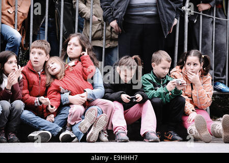 Thessalonique, Grèce. 28 octobre, 2014. Les enfants assistent à un défilé militaire à Thessalonique au cours des célébrations du 28e anniversaire d'octobre, la date à laquelle la Grèce est entré dans la deuxième guerre mondiale, en 1940. Credit : Giannis Papanikos/Alamy Live News Banque D'Images