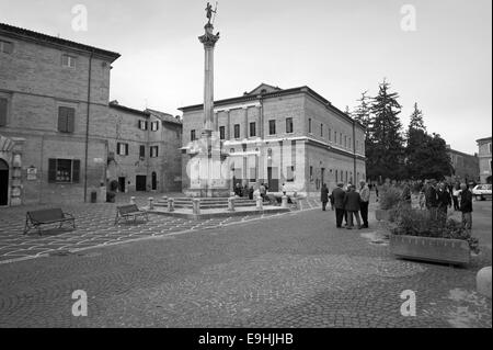 Les marches ou les Marches est une région accidentée et très région préservée sur la côte est de l'Italie Banque D'Images