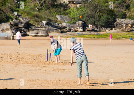 Mari et femme jouer beach cricket sur plage d'eau douce,Sydney, Australie Banque D'Images